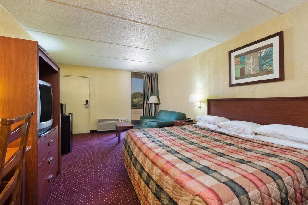 Knights Inn Бренъм Екстериор снимка